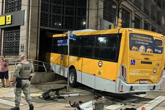 Acidente ocorreu pouco antes da uma hora da manhã desta segunda-feira; duas pessoas ficaram feridas