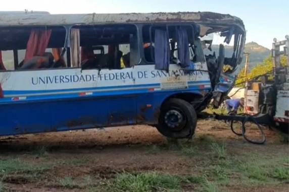 O veículo, de propriedade da universidade, foi retirado do local do acidente por um guincho no final da tarde do sábado e deve ser analisado por profissionais do IGP na segunda-feira. Acidente teve ainda 26 feridos
