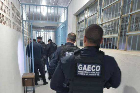 Dirigente de prisão humanitária cuja gestão contaria com colaboração dos próprios detentos, com níveis baixos de reincidência e fugas, foi preso por suspeita de facilitar a fuga de chefes de facção