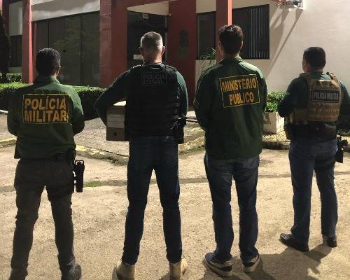 Três mandados de busca e apreensão foram cumpridos na manhã desta terça-feira (15)