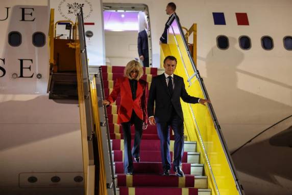 Imagens que circularam nas redes sociais mostram suposto desentendimento entre o presidente da França e a primeira-dama