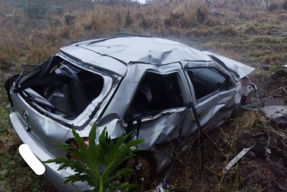 Bebê foi encontrada fora do carro, ferida e nos braços da mãe após capotamento