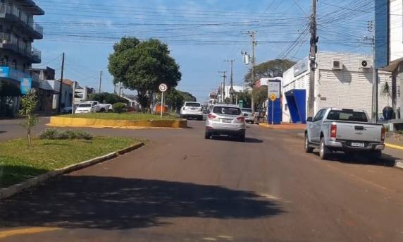 A vítima foi socorrida consciente pelo Corpo de Bombeiros e encaminhada ao Hospital São Vicente de Paulo para atendimento médico.