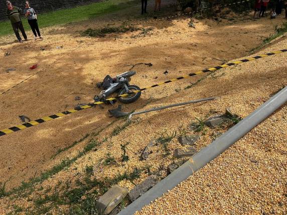 Acidente ocorreu no final da manhã desta sexta-feira (1º); motorista da carreta ficou ferido e foi encaminhado ao hospital