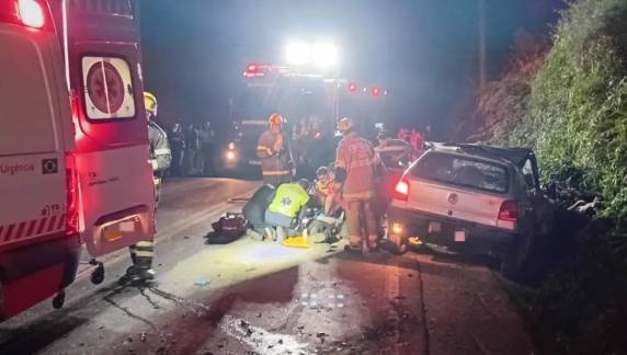 Colisão frontal envolveu três veículos; motorista suspeito apresentava sinais de embriaguez, segundo a PMRv