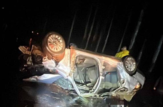 Veículo saiu da pista, colidiu contra árvores e capotou; terceiro ocupante ficou ferido