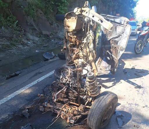 Condutora perdeu o controle do veículo após desviar a atenção; carro tombou sobre a rodovia e causou bloqueio parcial do trânsito