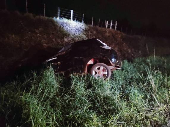 Condutor de Ford Ka foi socorrido e encaminhado ao Hospital Bom Pastor após o acidente