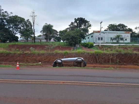 Acidente com danos materiais foi registrado no início da manhã desta segunda-feira (04), em frente à Expresso São Miguel