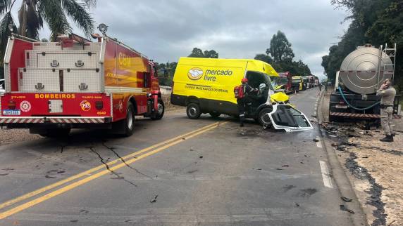 Acidente envolveu caminhão de laticínios e van de entregas; vítima fatal ainda não foi identificada