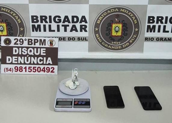 Dupla foi flagrada com cocaína, balança de precisão e celulares no bairro Thomé de Souza