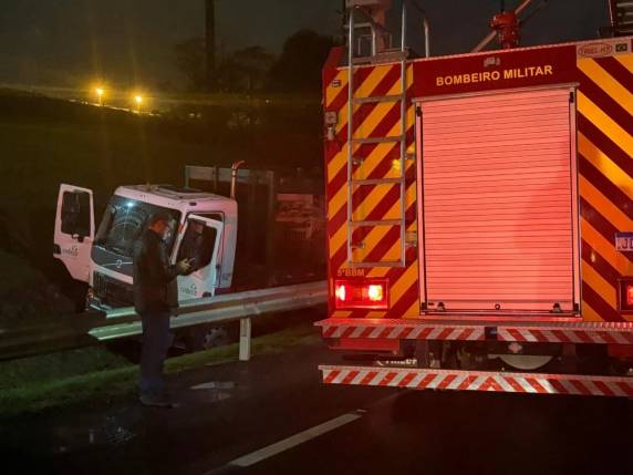 Colisão foi registrada na noite desta segunda-feira (04) e mobilizou equipes de atendimento