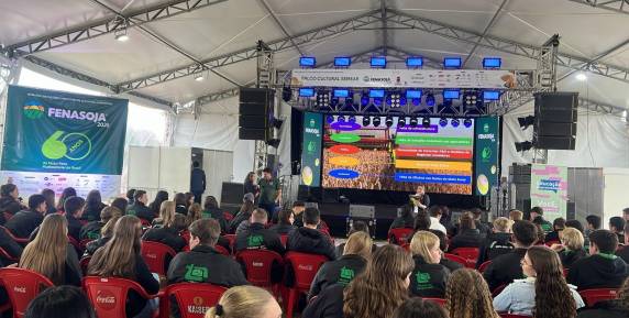 Evento da Fenasoja 2026 reuniu cerca de 300 estudantes em atividades teóricas e práticas, incentivando a permanência da juventude no campo e o desenvolvimento do agronegócio sustentável.