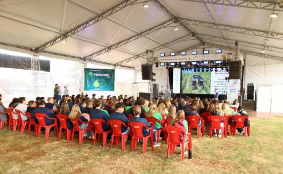 Evento da Fenasoja 2026 reuniu cerca de 300 estudantes em atividades teóricas e práticas, incentivando a permanência da juventude no campo e o desenvolvimento do agronegócio sustentável.