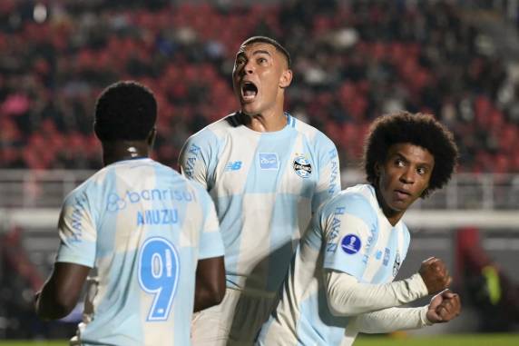 Tricolor contou com gols de Carlos Vinícius, Amuzu e Braithwaite para ganhar em Buenos Aires e agora seca o Torque contra o Palestino nesta quarta para seguir como líder