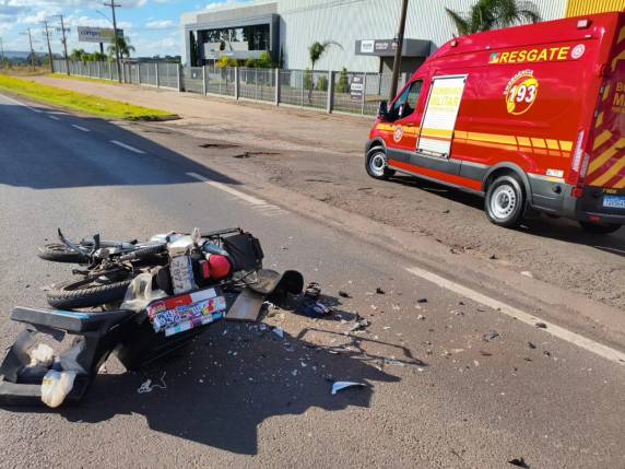 Câmeras de videomonitoramento registraram o momento da colisão envolvendo uma Honda CG e uma Volkswagen Parati; motorista fugiu sem prestar socorro, mas foi localizado após mobilização de motoboys e ação da Brigada Militar