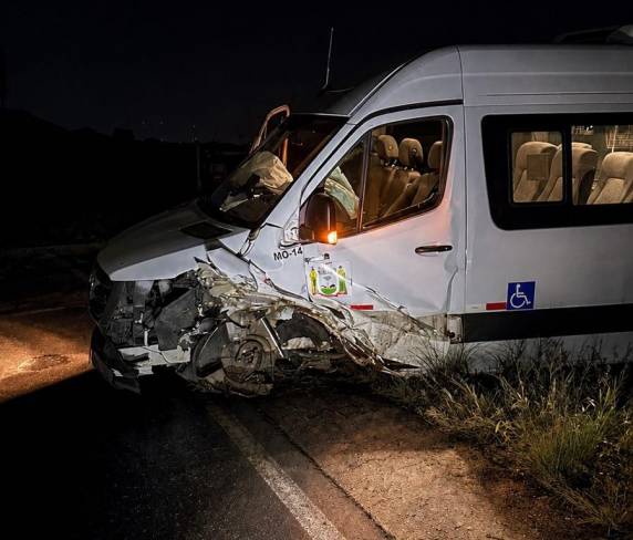 Acidente ocorreu na madrugada desta quarta-feira (6), entre Guaporé e Serafina Corrêa; pacientes da van não sofreram ferimentos