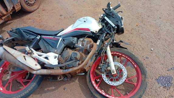 Acidente aconteceu no perímetro urbano, na entrada do bairro Loureiro; motociclista de 27 anos foi socorrido em estado grave