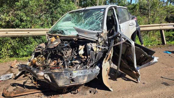 Motorista ficou preso às ferragens após colisão envolvendo dois caminhões na BR-285; trânsito ficou bloqueado durante o atendimento da ocorrência em Passo Fundo