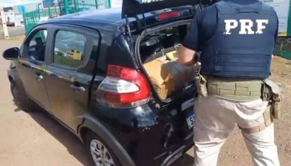 Droga era transportada em um Fiat Mobi com placas de Joinville e teria como destino a cidade de Passo Fundo